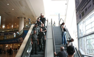Sicherheitskräfte und Journalisten am Flughafen, Foto: JPost