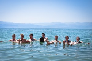 Die Gewinner im Toten Meer (Foto: StandWithUs)